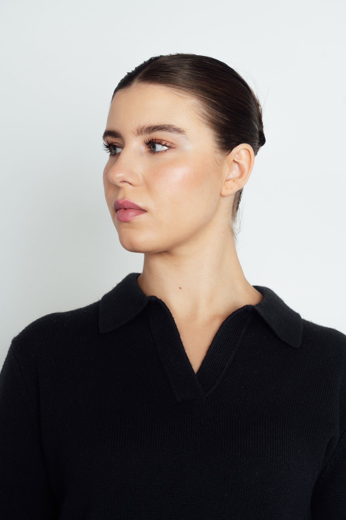 Close-up of the black Cashmere-Merino Polo Jumper's collar and V-shaped neckline.