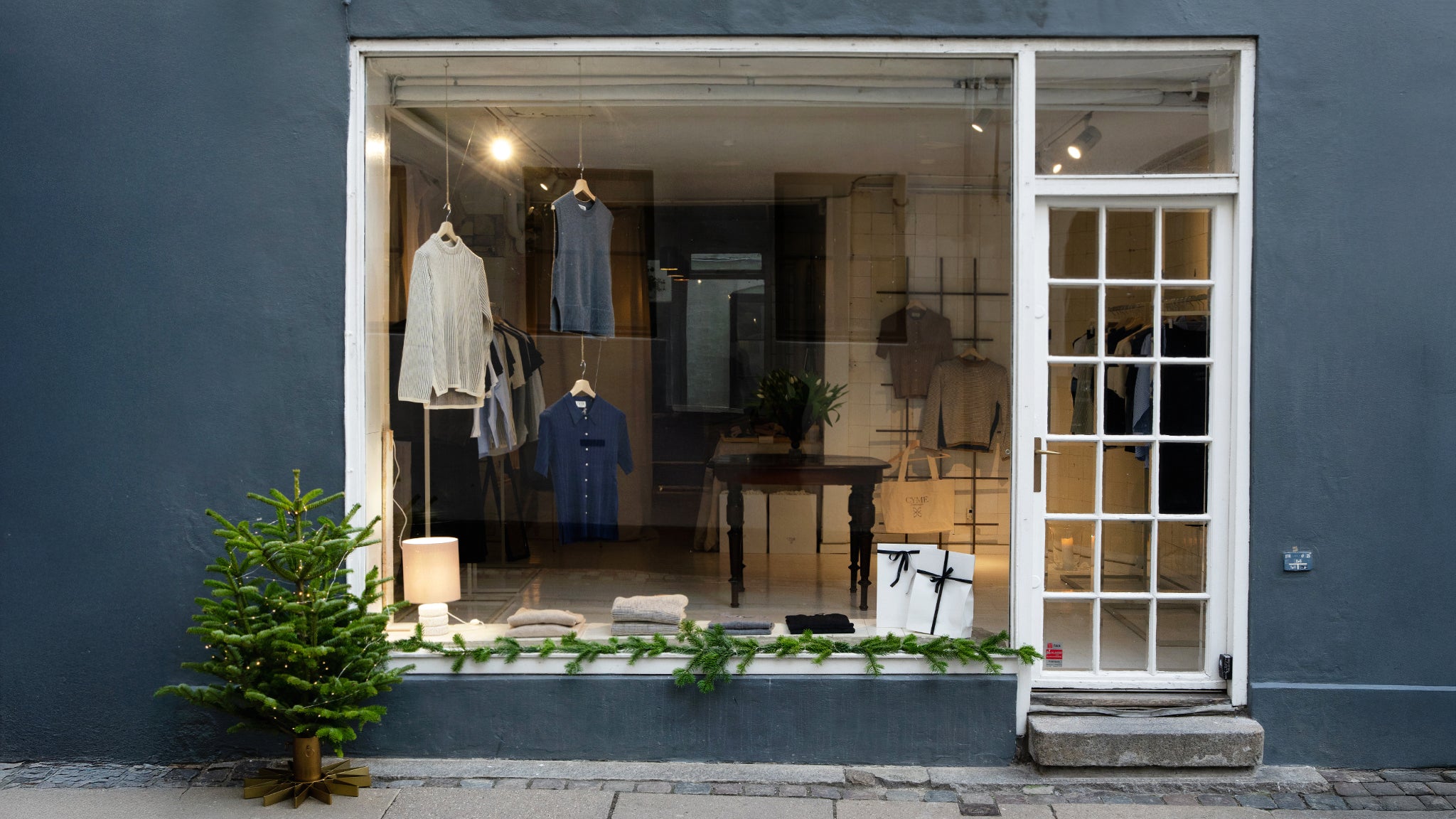 <strong>CHRISTMAS POP-UP</strong>