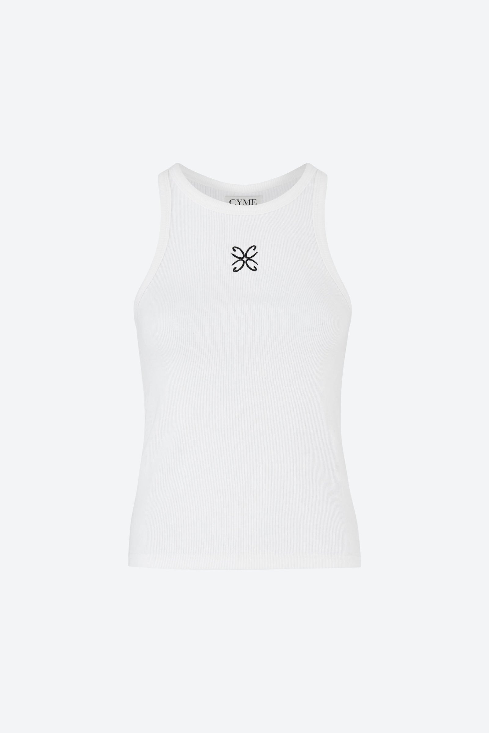 Hvid ribbet tanktop fra CYME Copenhagen i økologisk bomuld med sort broderet CYME-logo ved brystet og tætsiddende pasform.