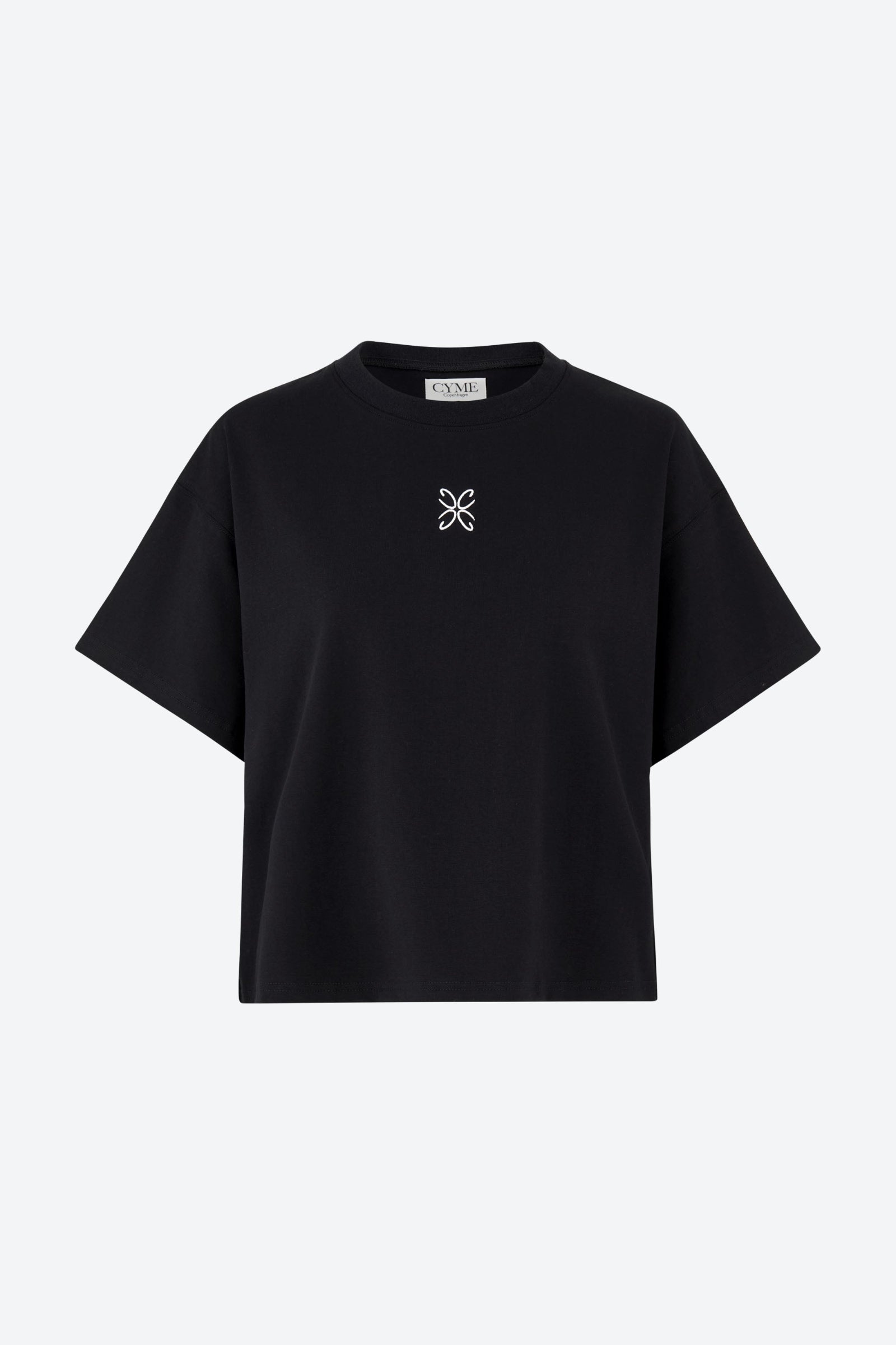 Sort T-shirt fra CYME Copenhagen i 100% økologisk bomuld med broderet hvidt logomærke på brystet og en afslappet, boxy pasform.