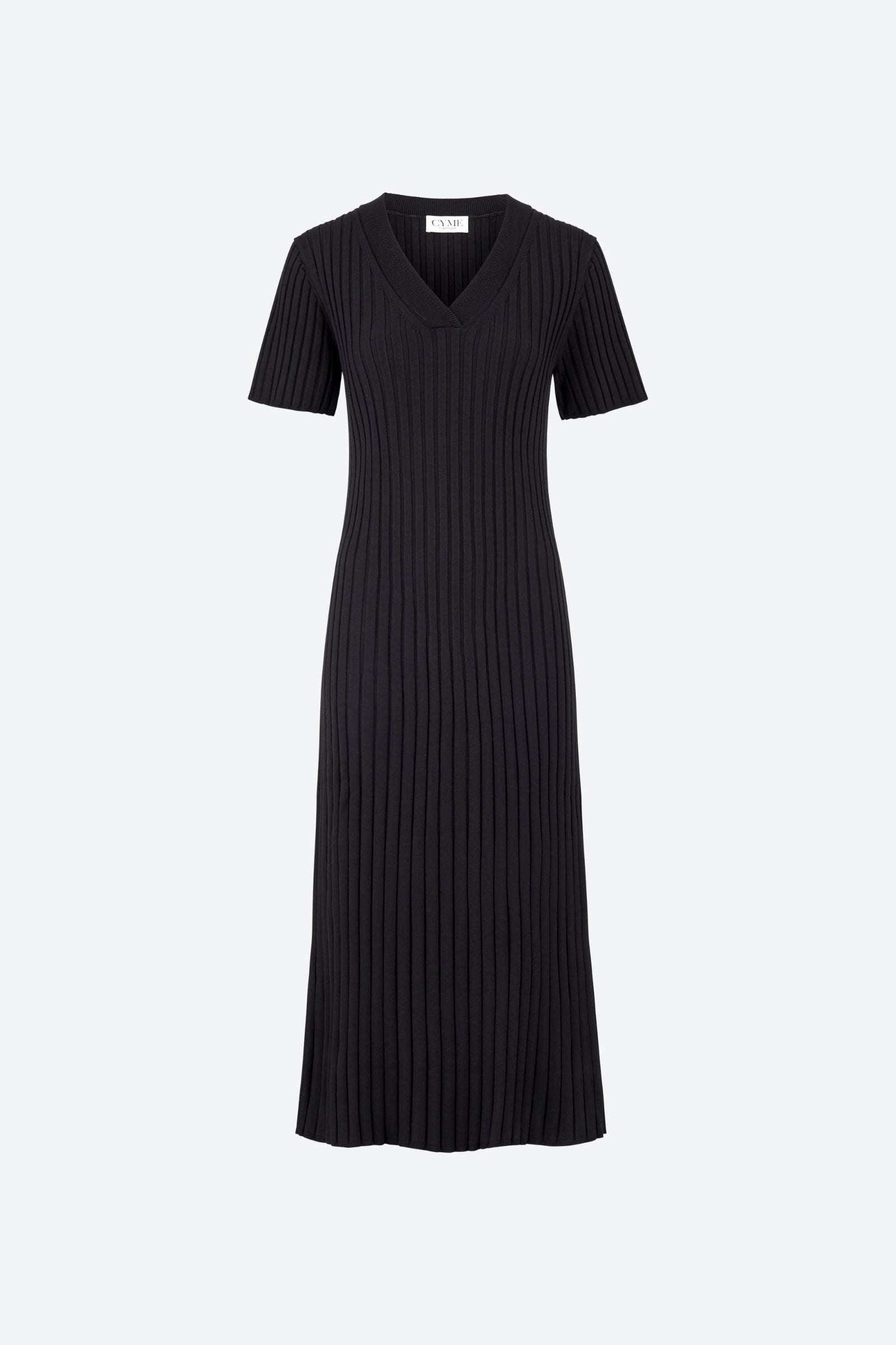 Sort ribstrikket kjole fra CYME Copenhagen med korte ærmer og V-udskæring, i et flatterende midilængde design med elegant struktur i pointelle-strik.