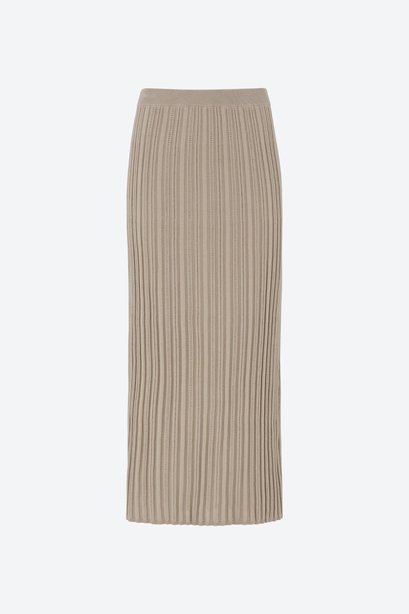 Beige pointelle-ribbet maxinederdel fra CYME Copenhagen – tætsiddende silhuet med lodrette striber og elastisk talje. Fremstillet i blød, åndbar kvalitet.