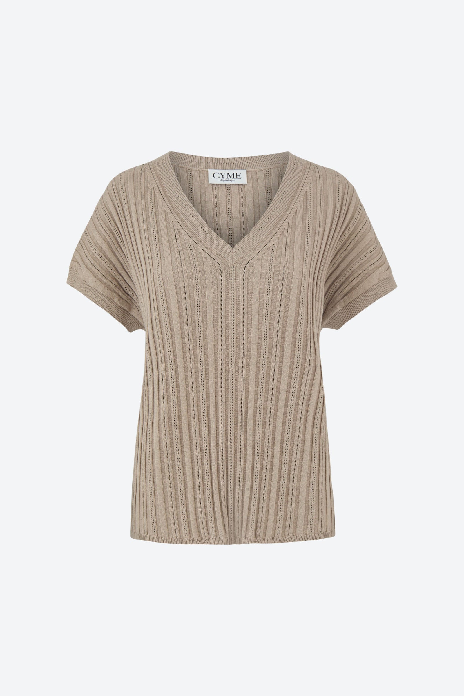 Beige kortærmet ribstrikket top fra CYME Copenhagen – med pointelle-detaljer, V-udskæring og en afslappet feminin silhuet.