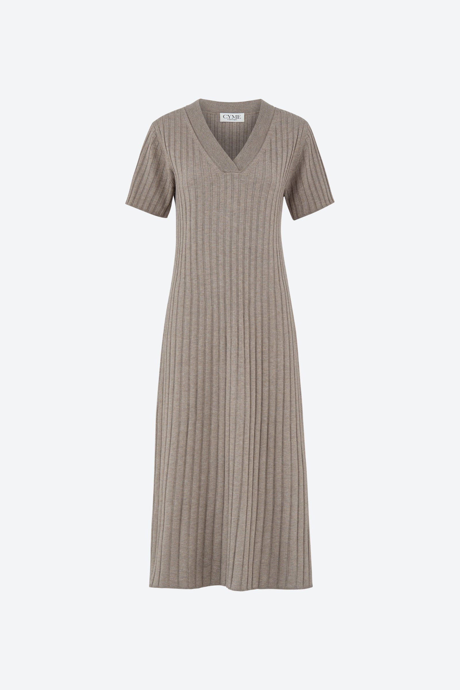 Beige ribstrikket kjole fra CYME Copenhagen – med korte ærmer, V-udskæring og midilængde i en blød og struktureret viskoseblanding.