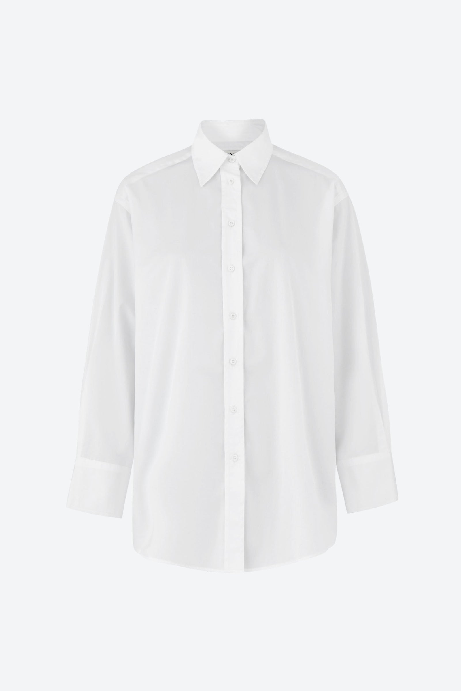 Hvid skjorte fra CYME Copenhagen i 100% Supima-bomuld med klassisk krave, brede manchetter og en løs, elegant pasform.