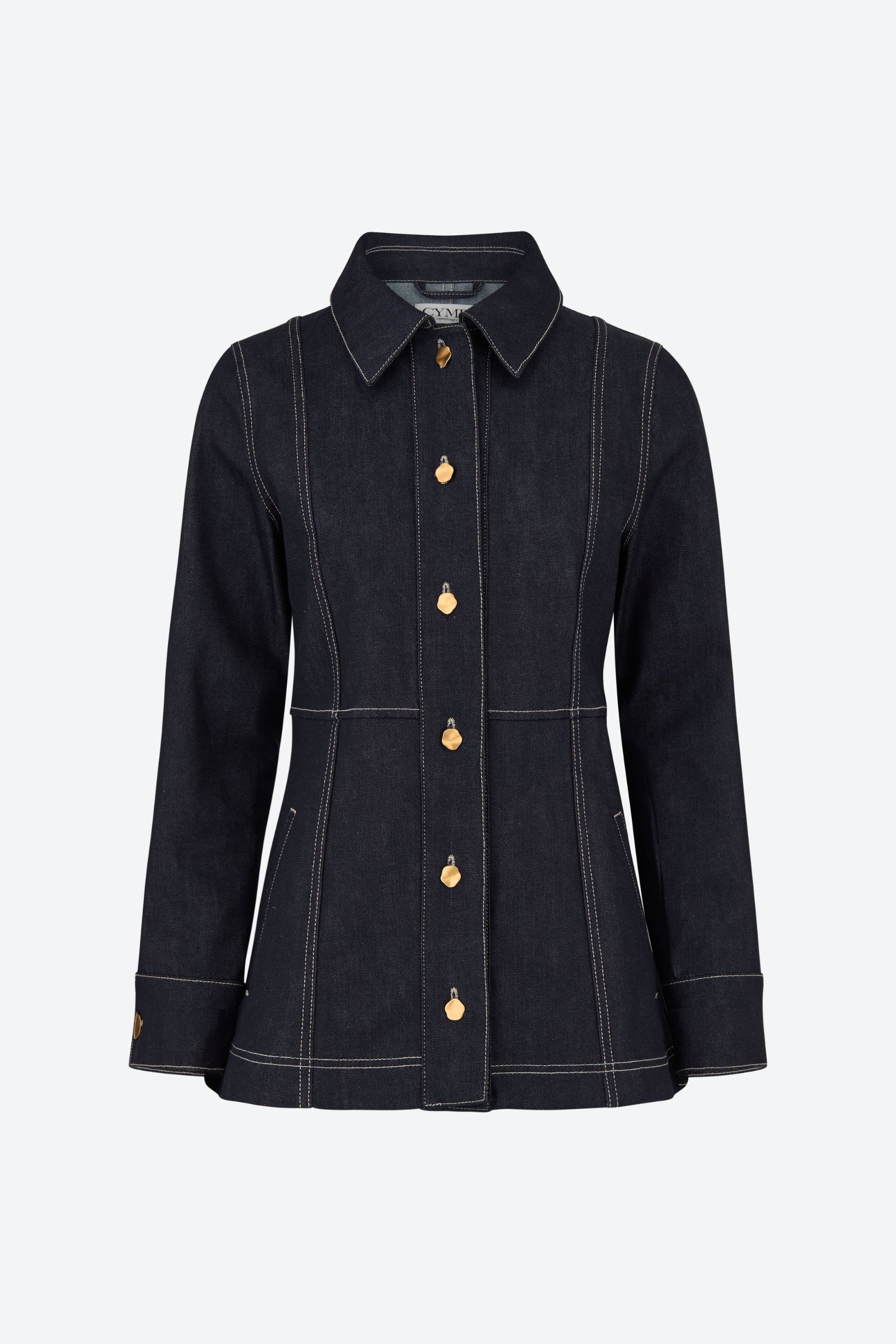 Mørkeblå denimjakke fra CYME Copenhagen – figursyet med kontrastsyninger og gyldne knapper i signaturform.