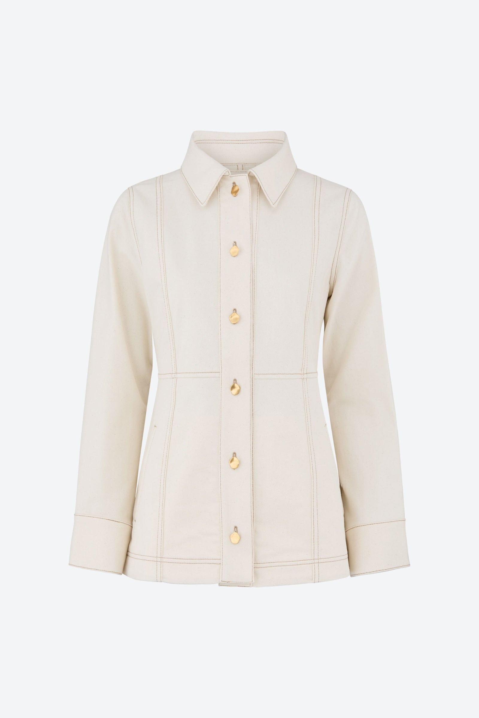 Offwhite denimjakke fra CYME Copenhagen med skræddersyet pasform og dekorative guldknapper – fremstillet i GOTS-certificeret økologisk bomuld.
