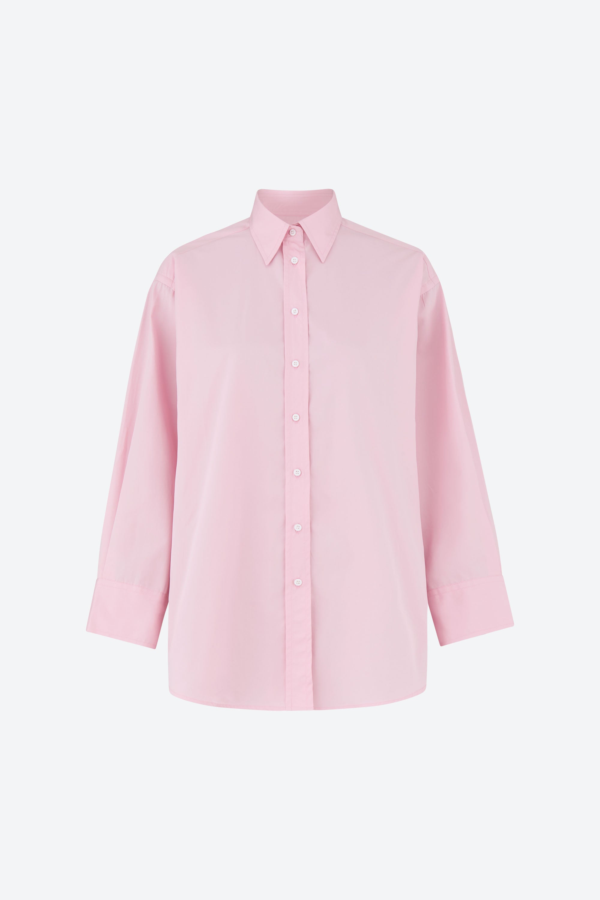 Oversize skjorte i lyserød Supima-bomuld fra CYME Copenhagen, designet med klassisk krave, knaplukning og lange ærmer med manchetter.
