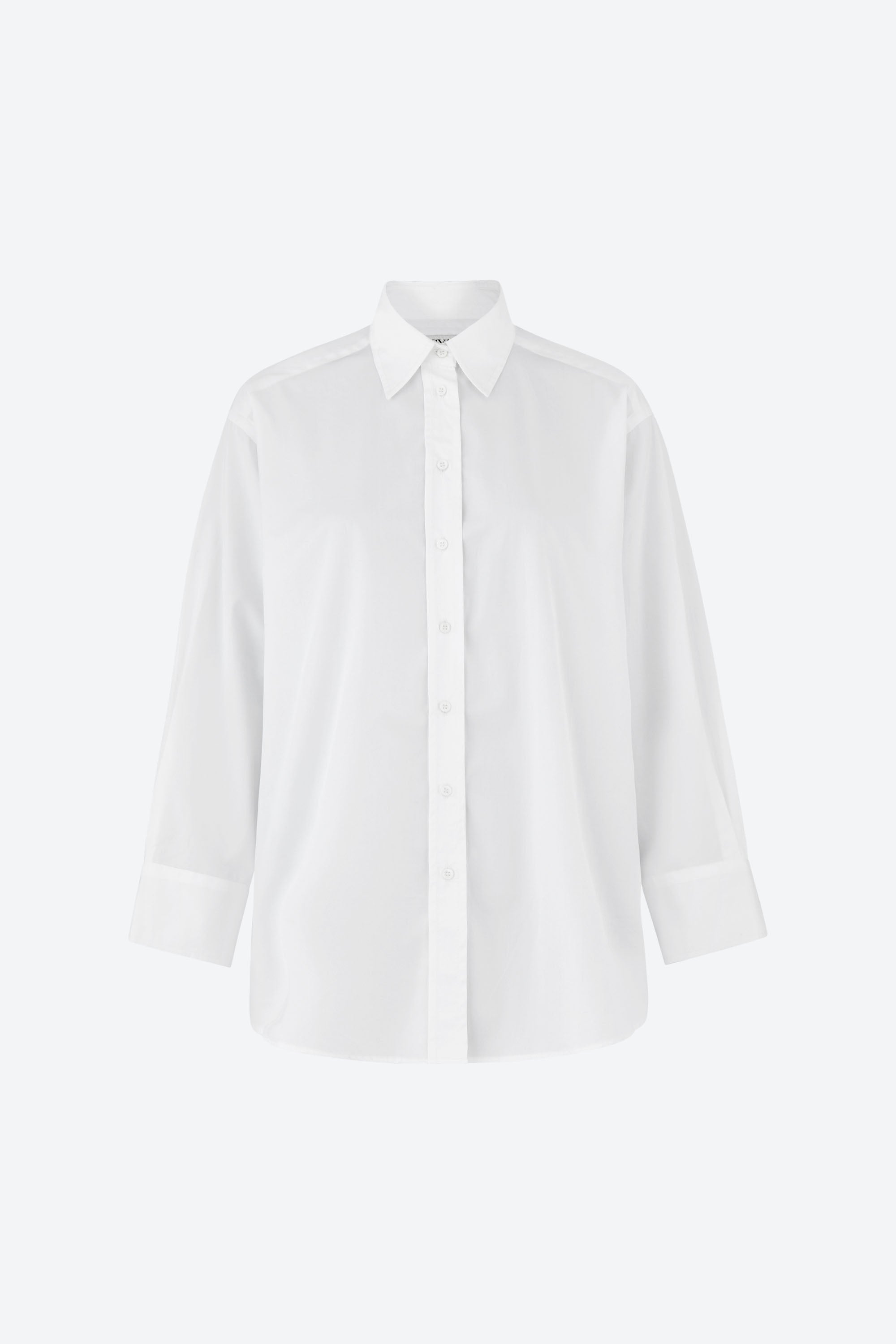 Hvid skjorte fra CYME Copenhagen i 100% Supima-bomuld med klassisk krave, brede manchetter og en løs, elegant pasform.