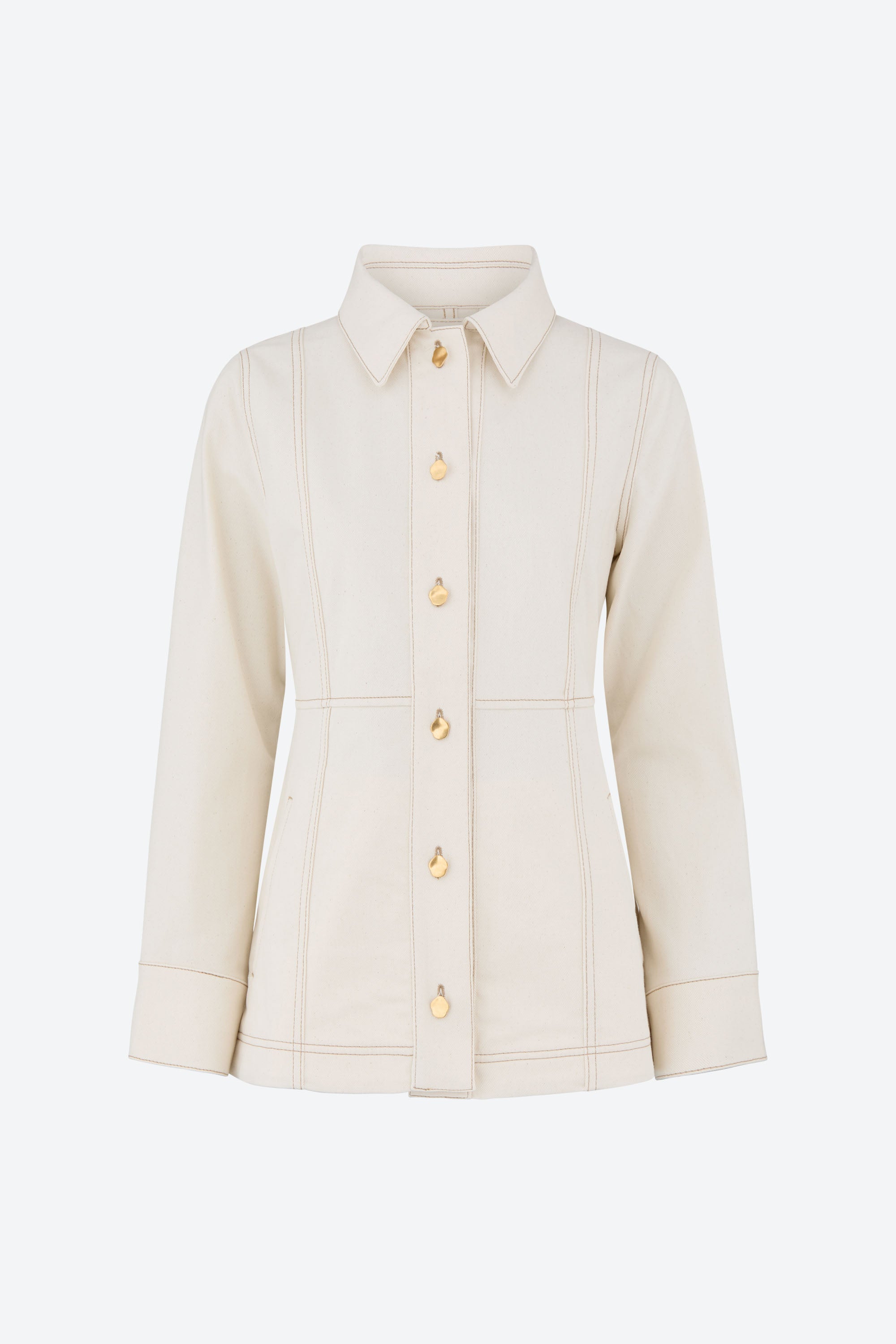 Offwhite denimjakke fra CYME Copenhagen med skræddersyet pasform og dekorative guldknapper – fremstillet i GOTS-certificeret økologisk bomuld.
