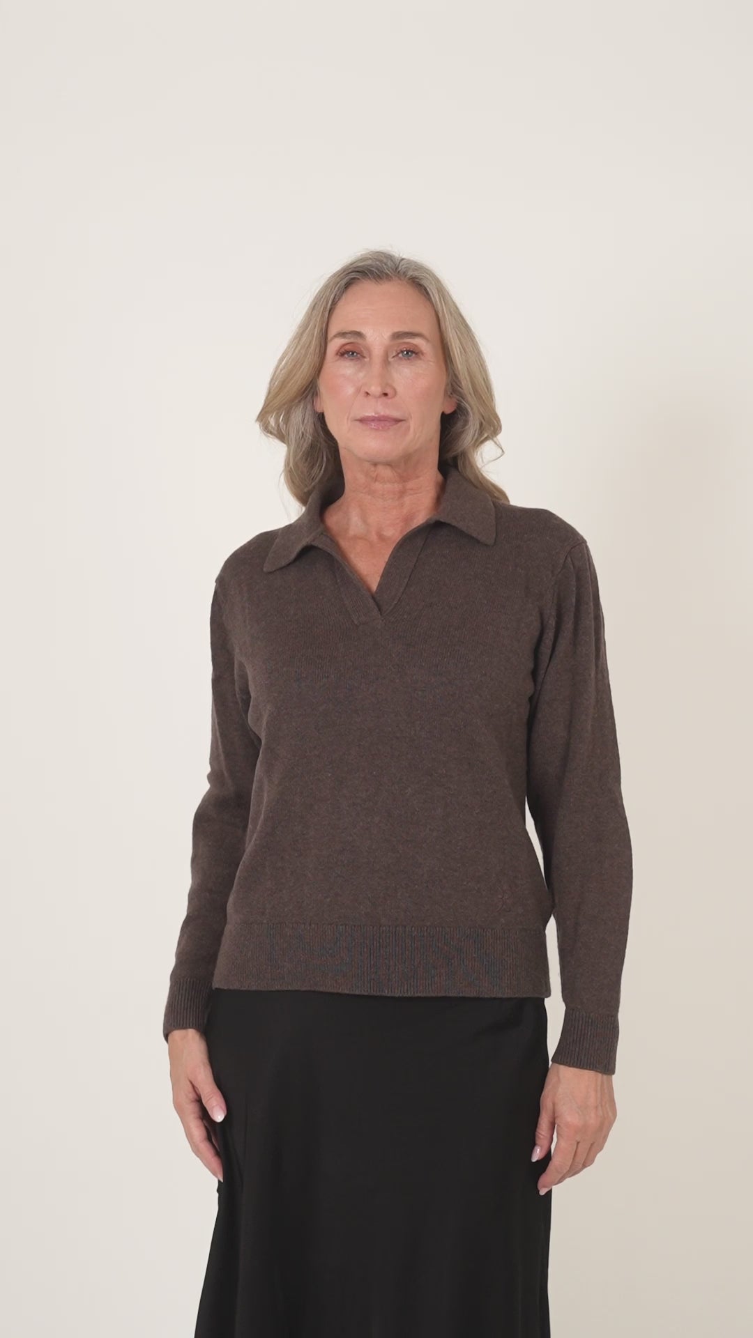 Video of the dark brown Cashmere-Merino Polo Jumper worn with a black skirt, showing its open collar.
