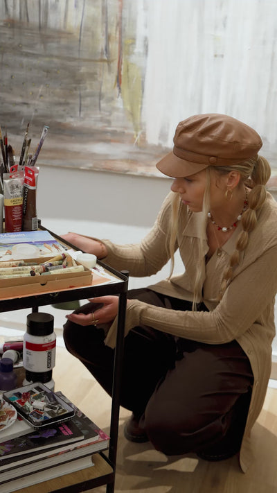 Karen Dulong i Galeria 18 maler på en CYME Copenhagen totebag